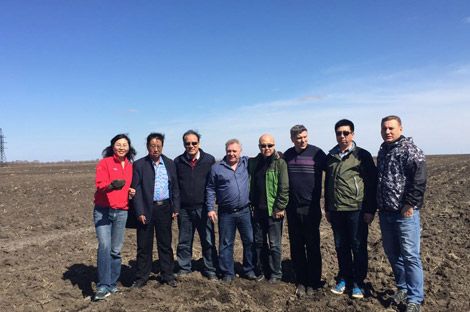 2017年4月合作各方在俄羅斯農業(yè)種植基地黑土地上